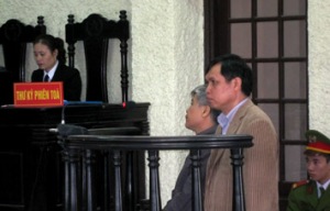 Hai bị cáo Nguyễn Văn Tuyên và Đỗ Đình Côn tại phiên tòa